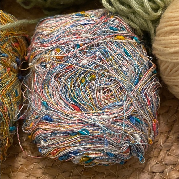 Assorted yarn bundle including merino wool and very thin variegated thread yarn - Picture 11 of 12
